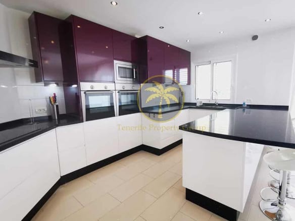 5 bedroom villa in La Caleta Golf