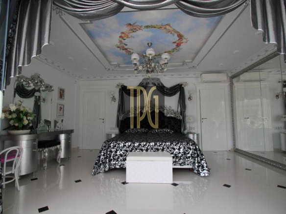 6 Bedroom mansion in the Golf area of Adeje