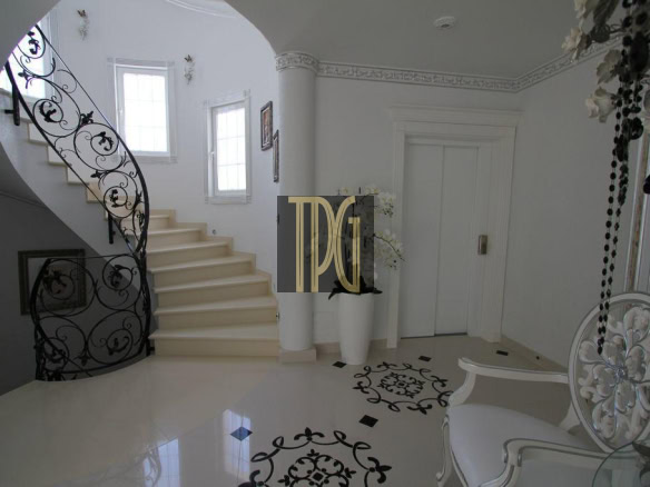 6 Bedroom mansion in the Golf area of Adeje