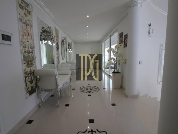 6 Bedroom mansion in the Golf area of Adeje