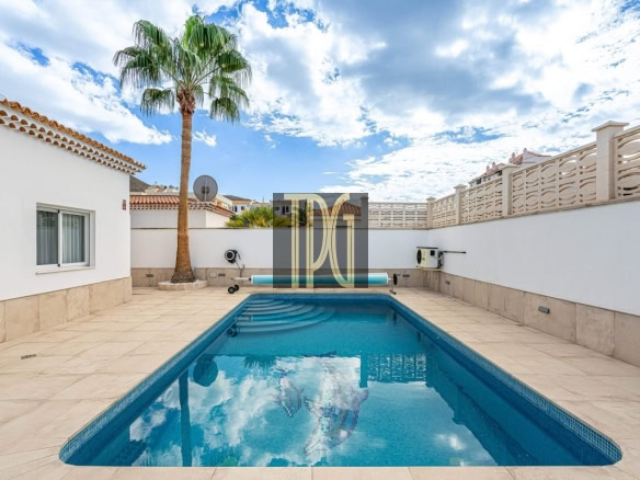 3 Bedroom Detached Villa with Pool for sale in Los Cristianos